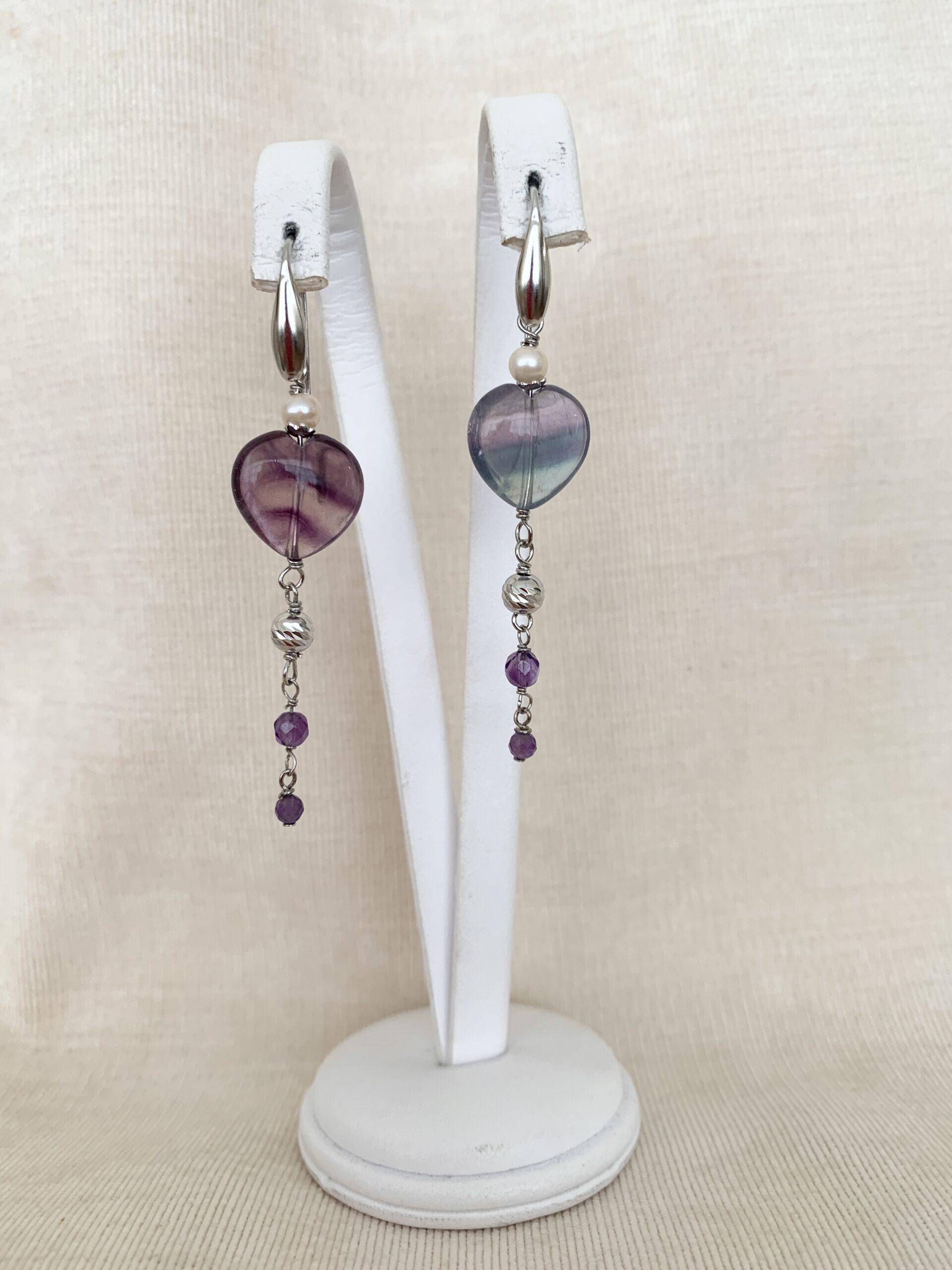 Orecchini cuore fluorite, perla coltivata, ametista e argento rodiato. Realizzabili anche con clip.