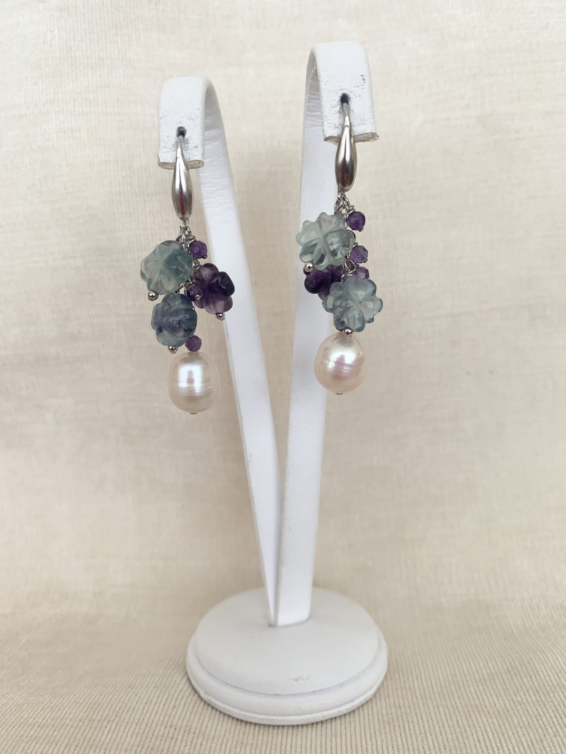 Orecchini incatenati con fiori fluorite, perle coltivate e argento. Realizzabili anche con clip