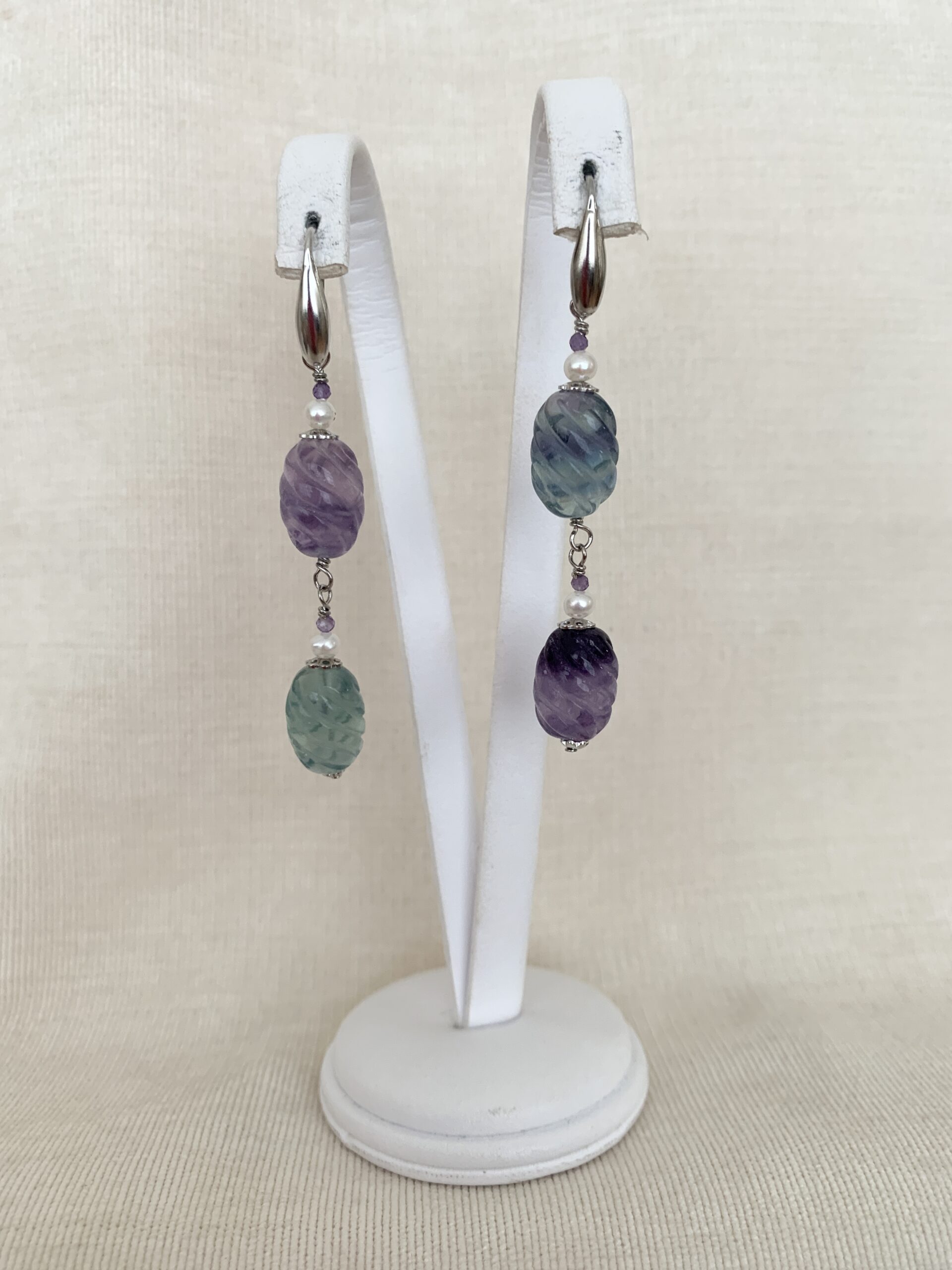 Orecchini fluorite e perle coltivate, argento rodiato. Realizzabili anche con clip