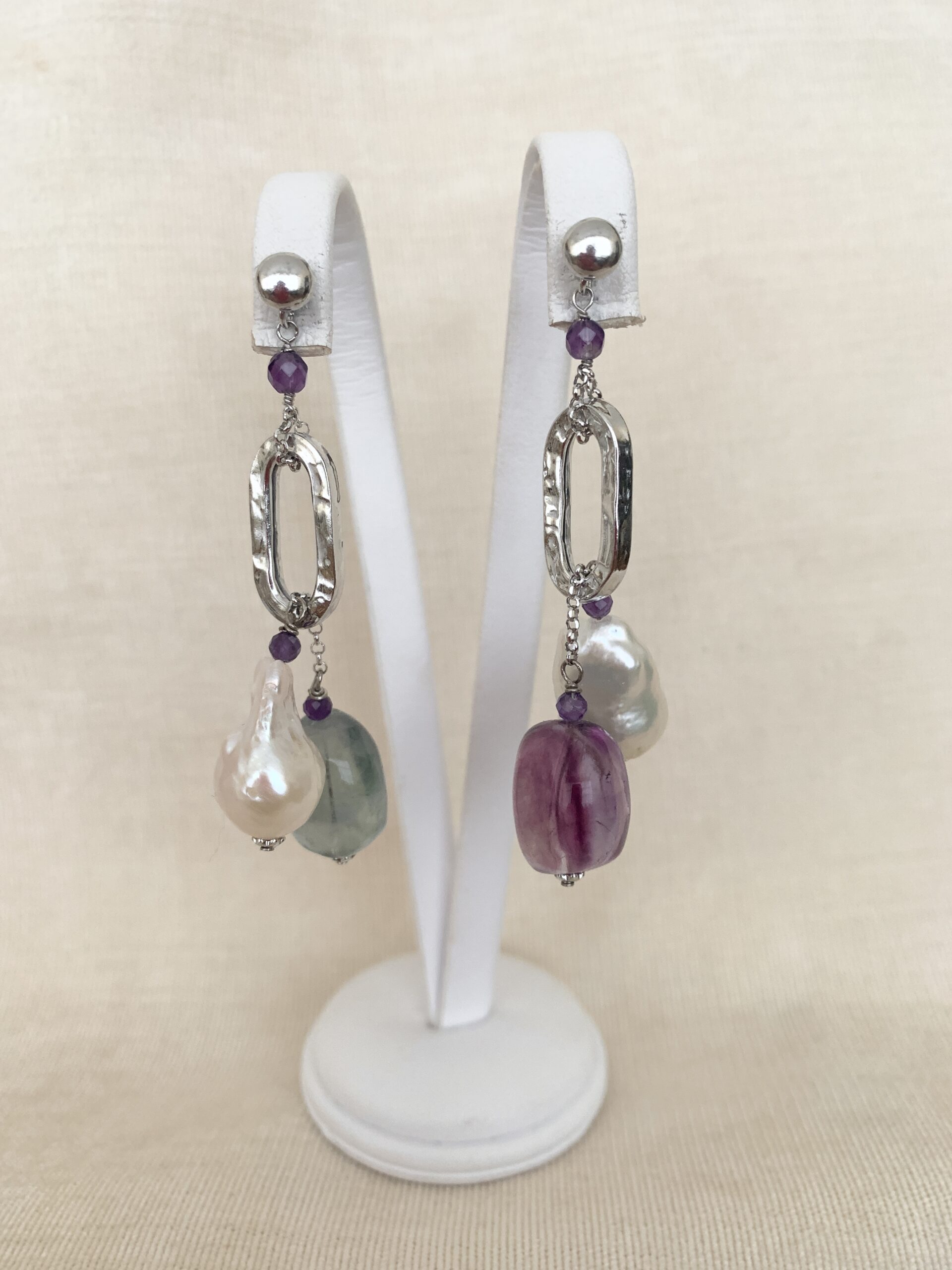 Orecchini asimmetrici con fluorite, ametista, perle coltivate e argento. Realizzabili anche con clip.