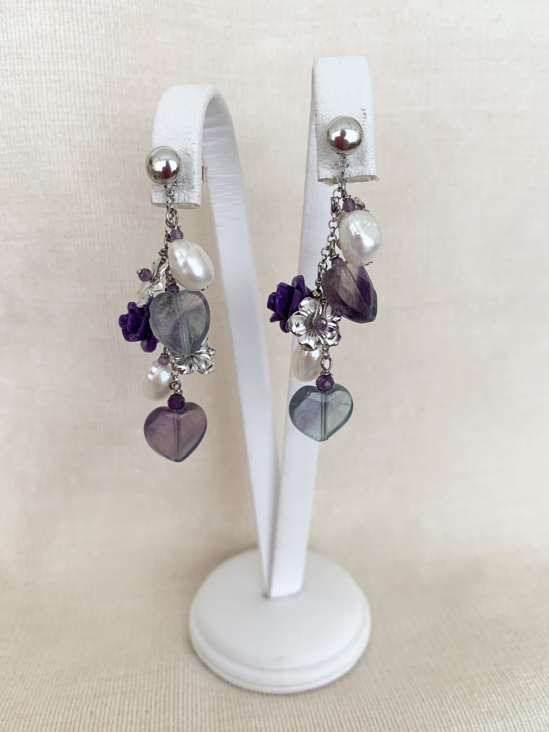 Orecchini cuori fluorite, perle coltivate e argento. Realizzabili anche con clip