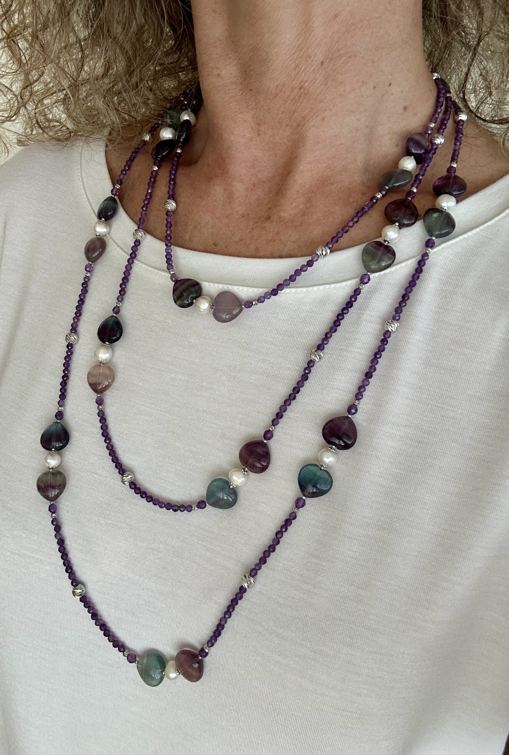 Collana lunga ametista, cuori fluorite, perle coltivate e argento