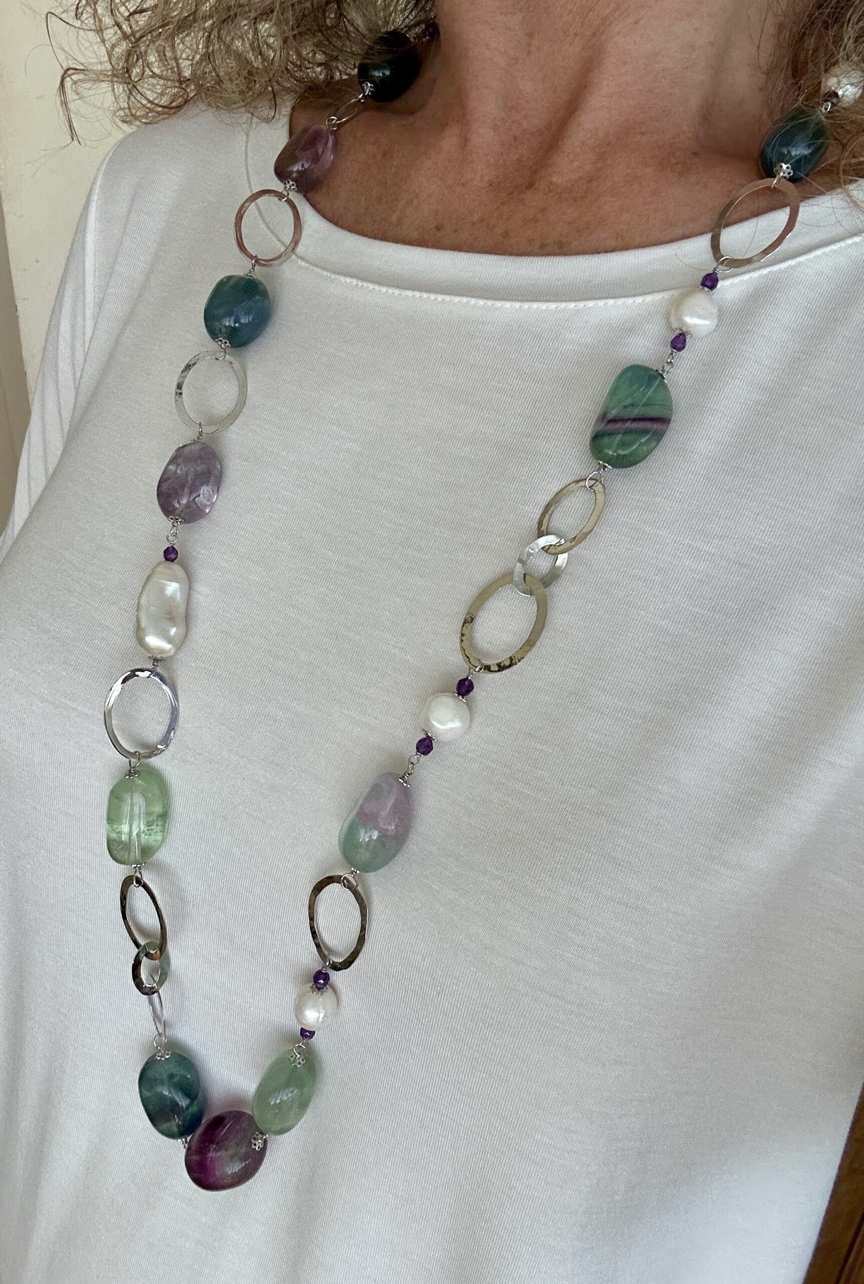 Collana con fluorite, perle coltivate e elementi ovali d'argento