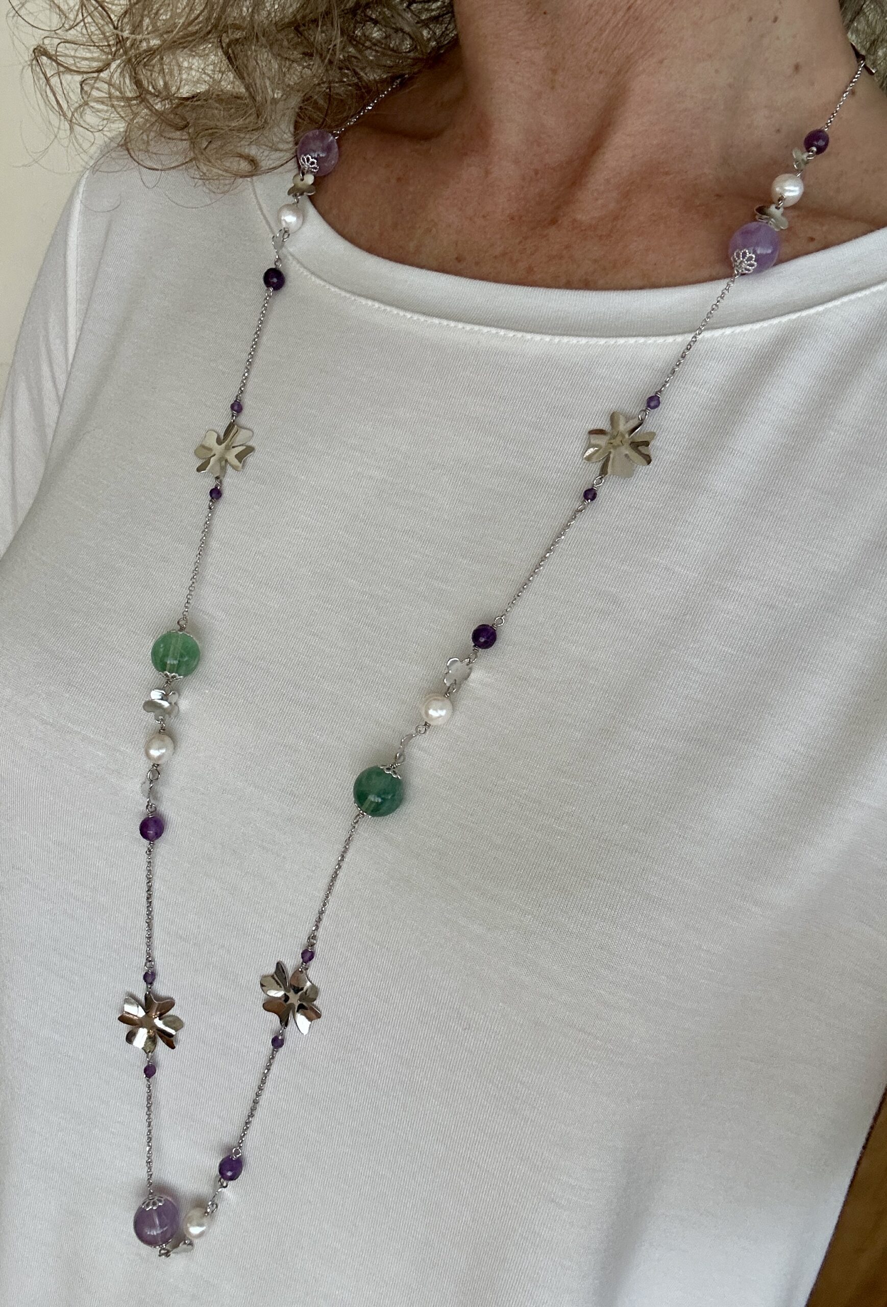 Collana fluorite, perle coltivate, quadrifogli e fiorellini d'argento