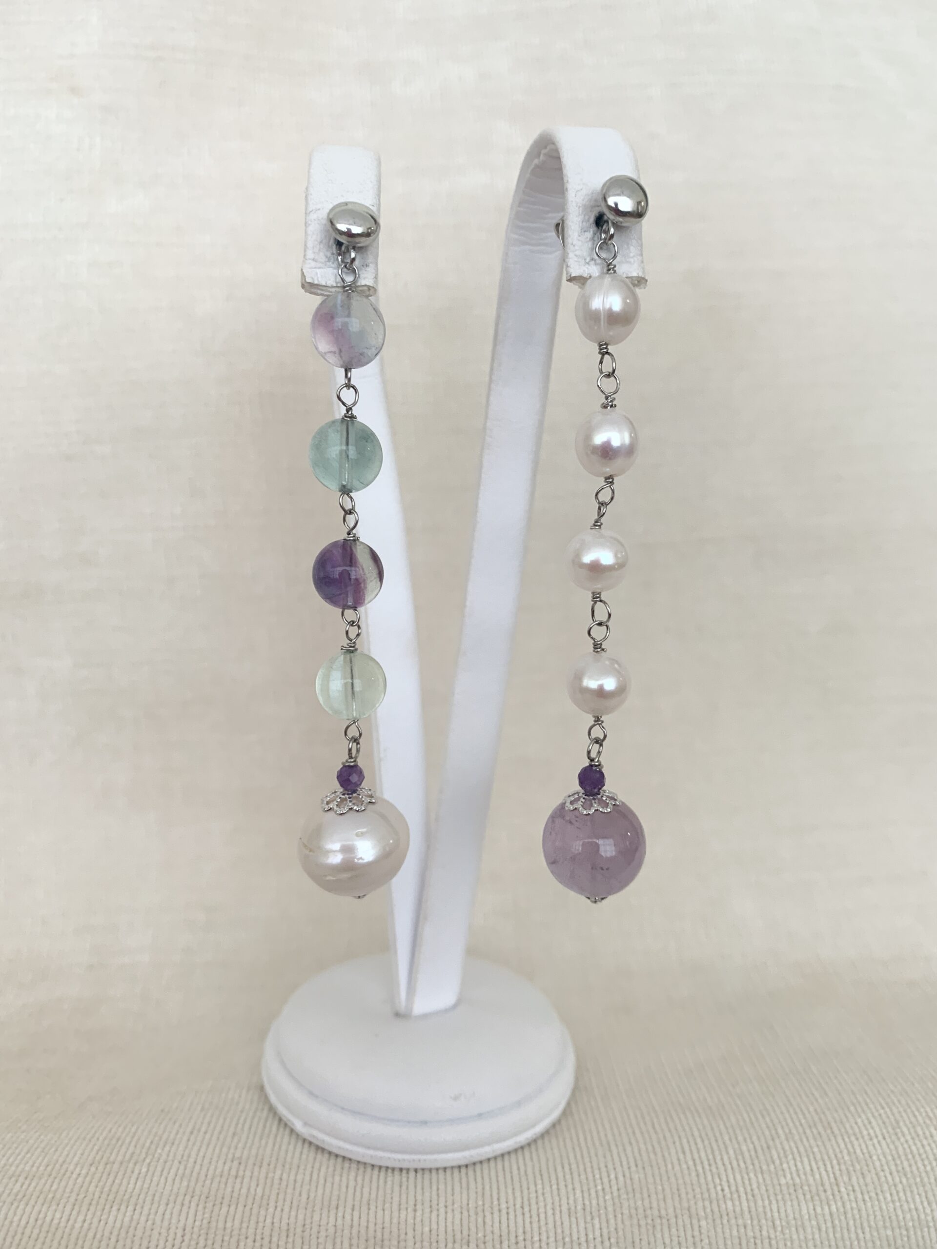 Orecchini asimmetrici con fluorite, perle coltivate e argento. Realizzabili anche con clip.