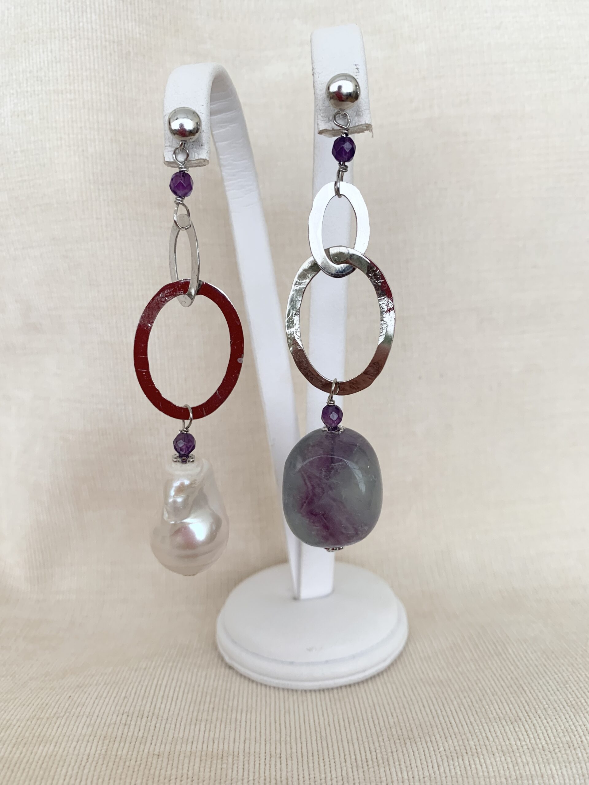 Orecchini asimmetrici con fluorite, perla coltivata, ametista e argento. Realizzabili anche con clip